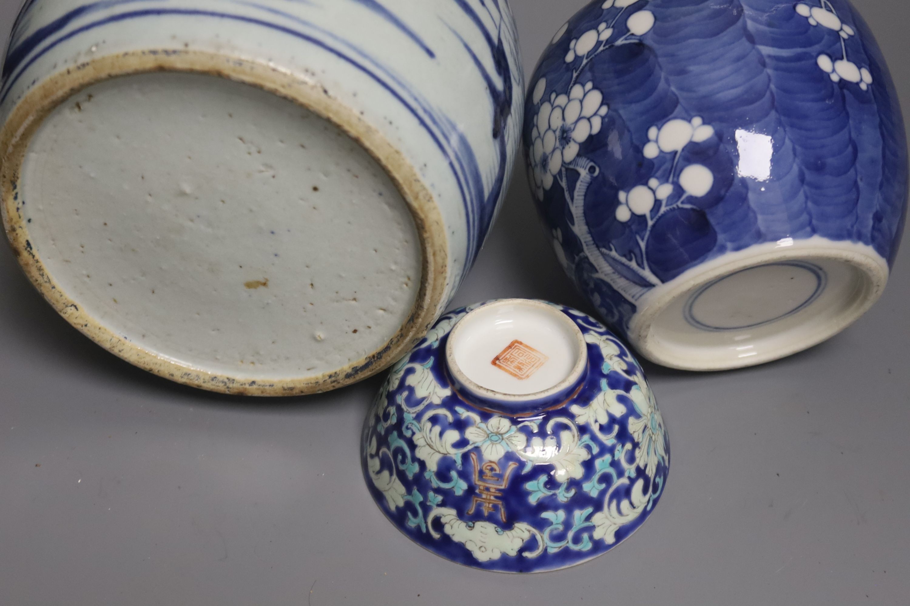 Two Chinese blue and white jars, and a Tongzhi bowl, all 19th/early 20th century 16cm